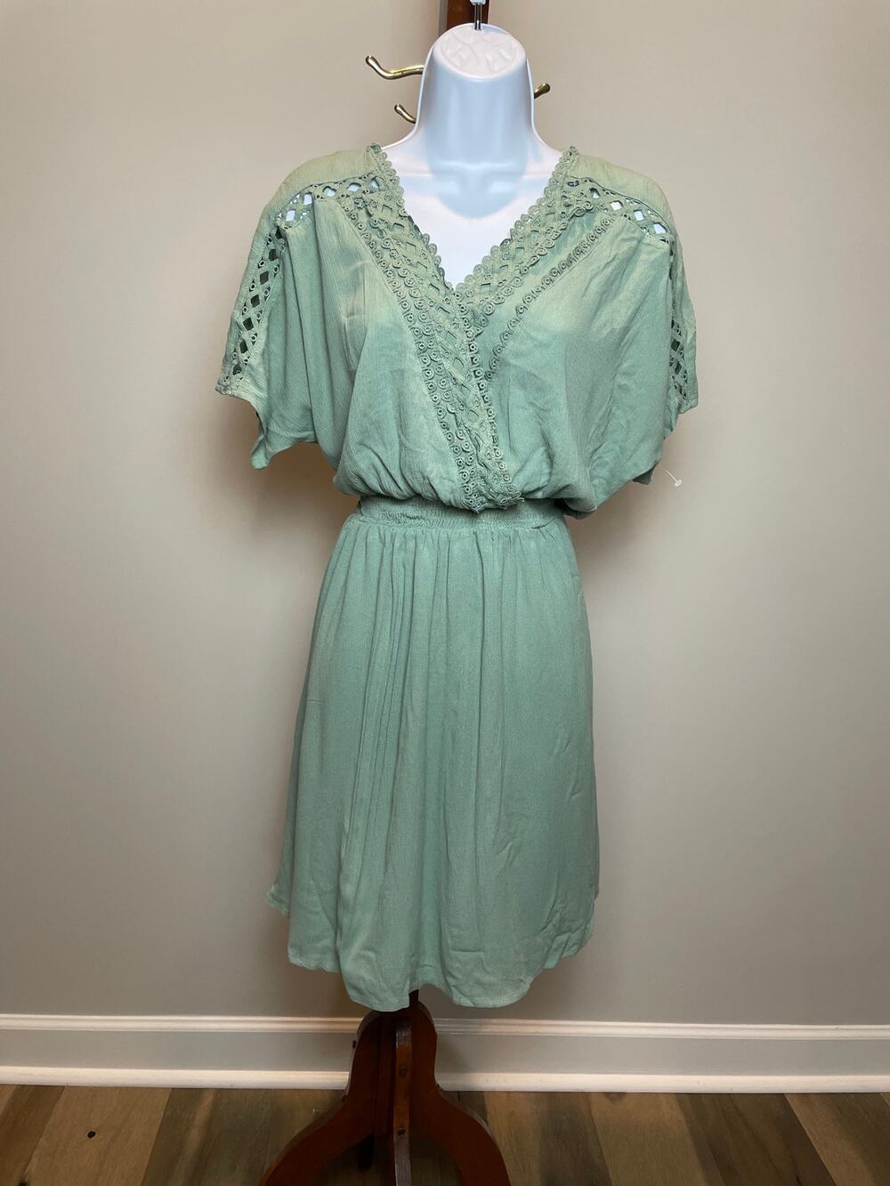 Davi & Dani Dress Size M Sage Green Lace Trim Blouson V Neck Mini New With Tag